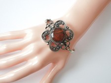 Vintage Armreif Modeschmuck mit rotem Cabochon 26,3 g/Breite:3,8 cm