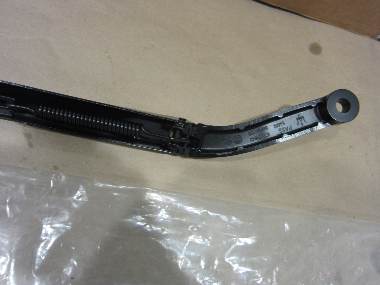 Maserati Ghibli Quattroporte RH Passenger Windshield Wiper Arm  NEW 670001642