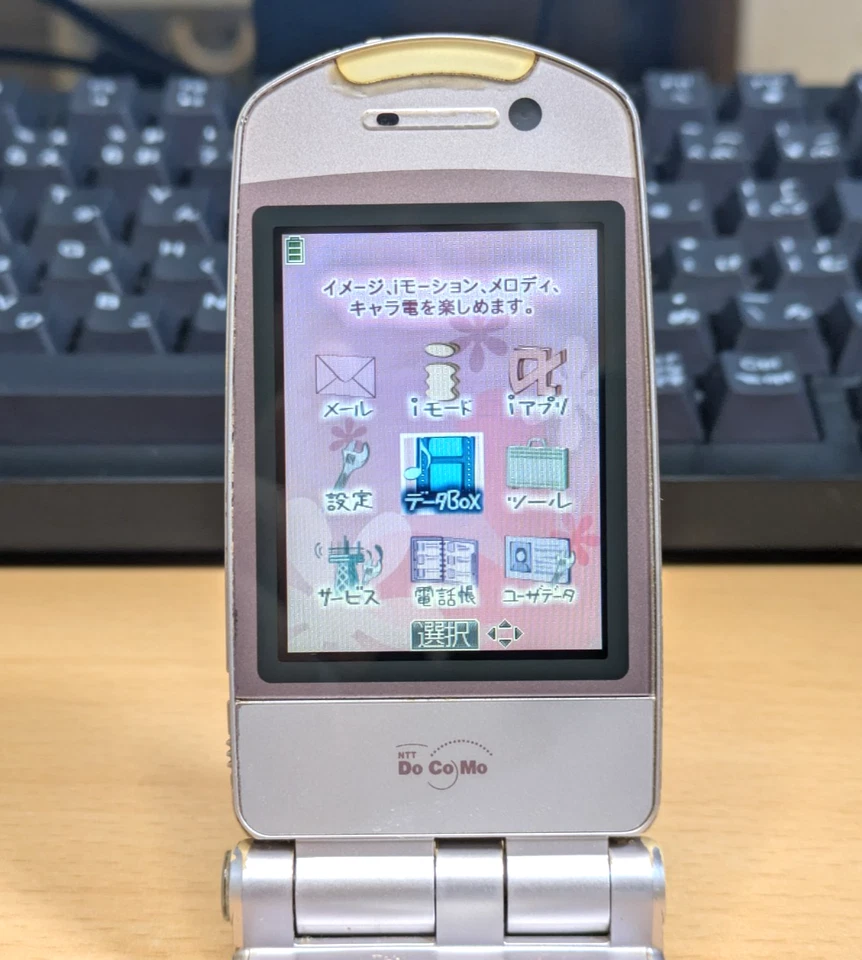 NTT docomo P700I Pink Mobile Japanese Flip phone Garakei Keitai Cell phone Rare - Image 4 of 4