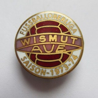 VINTAGE PIN BSG BISMUTH AUE FOOTBALL UPPER LEAGUE SEASON 1973 74