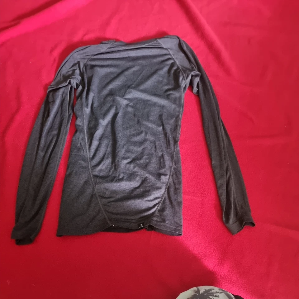 Rip Curl wet suits Gr.xs UPF 50+ Perf. Langarm Shirt / body anthrazit - Bild 4 von 4