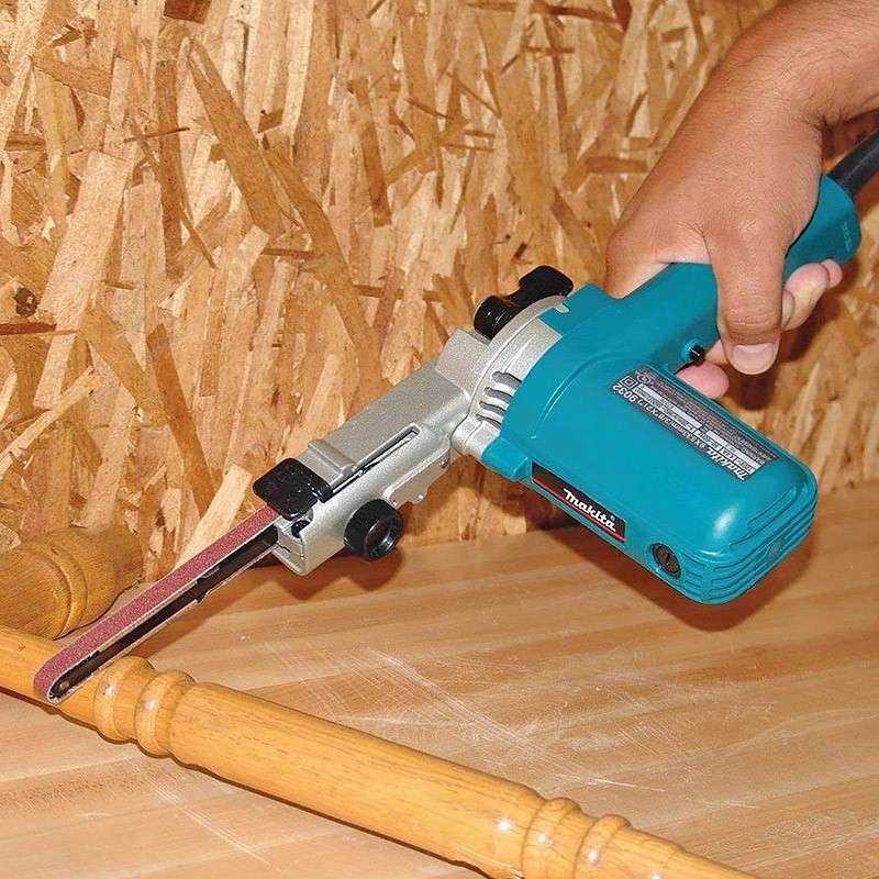 Ponceuse électrique Makita 9032 pour poncer les angles étroits en menuiserie - 2