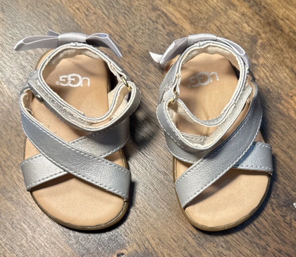 Sandalia Ugg niña pequeña talla 2 o 3 plateada Foto 2 de 4
