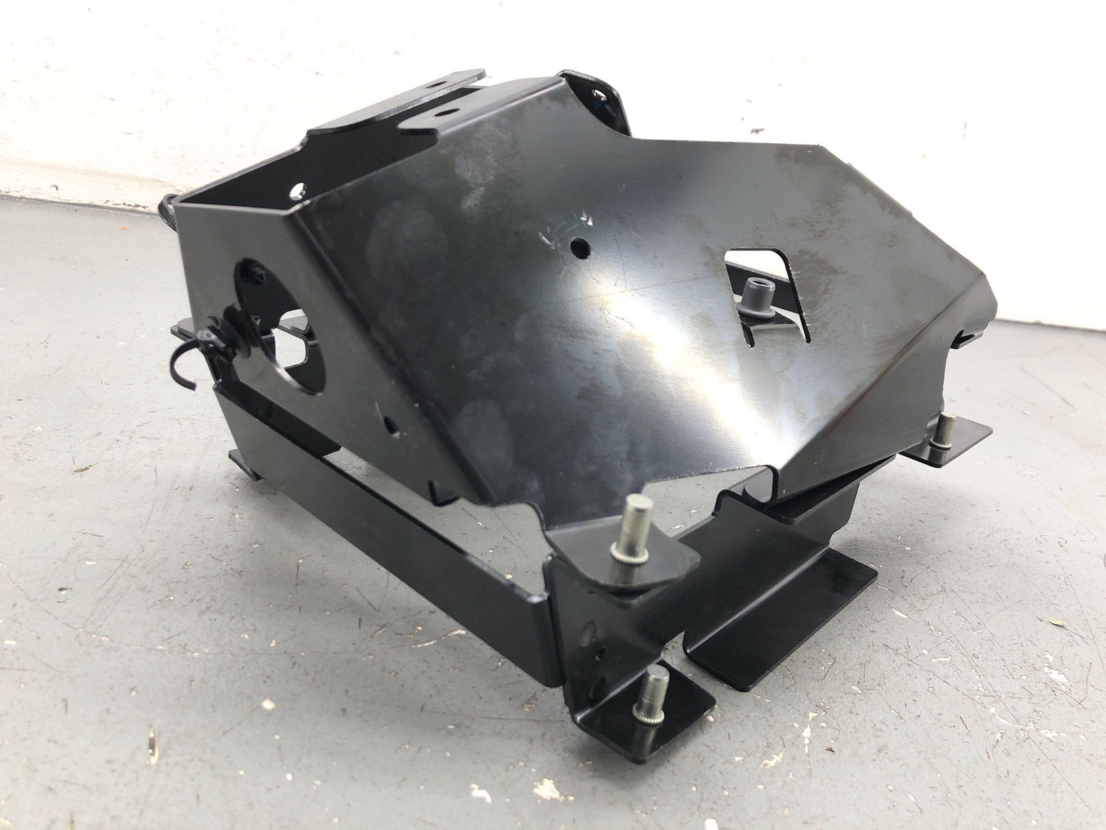 2020-2023 MCLAREN GT FRONT RIGHT FOOT REST OUTER BRACKET 11N0893CP OEM 2021 2022