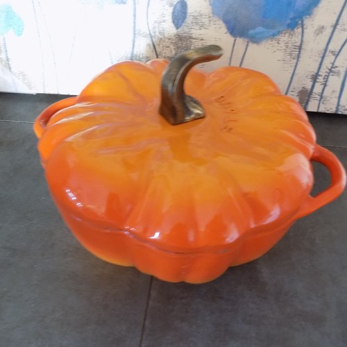 Staub Enameled Cast Iron - Fall Pumpkin Cocotte - Dutch Oven 3.5 Quart RARE - Picture 20 of 21