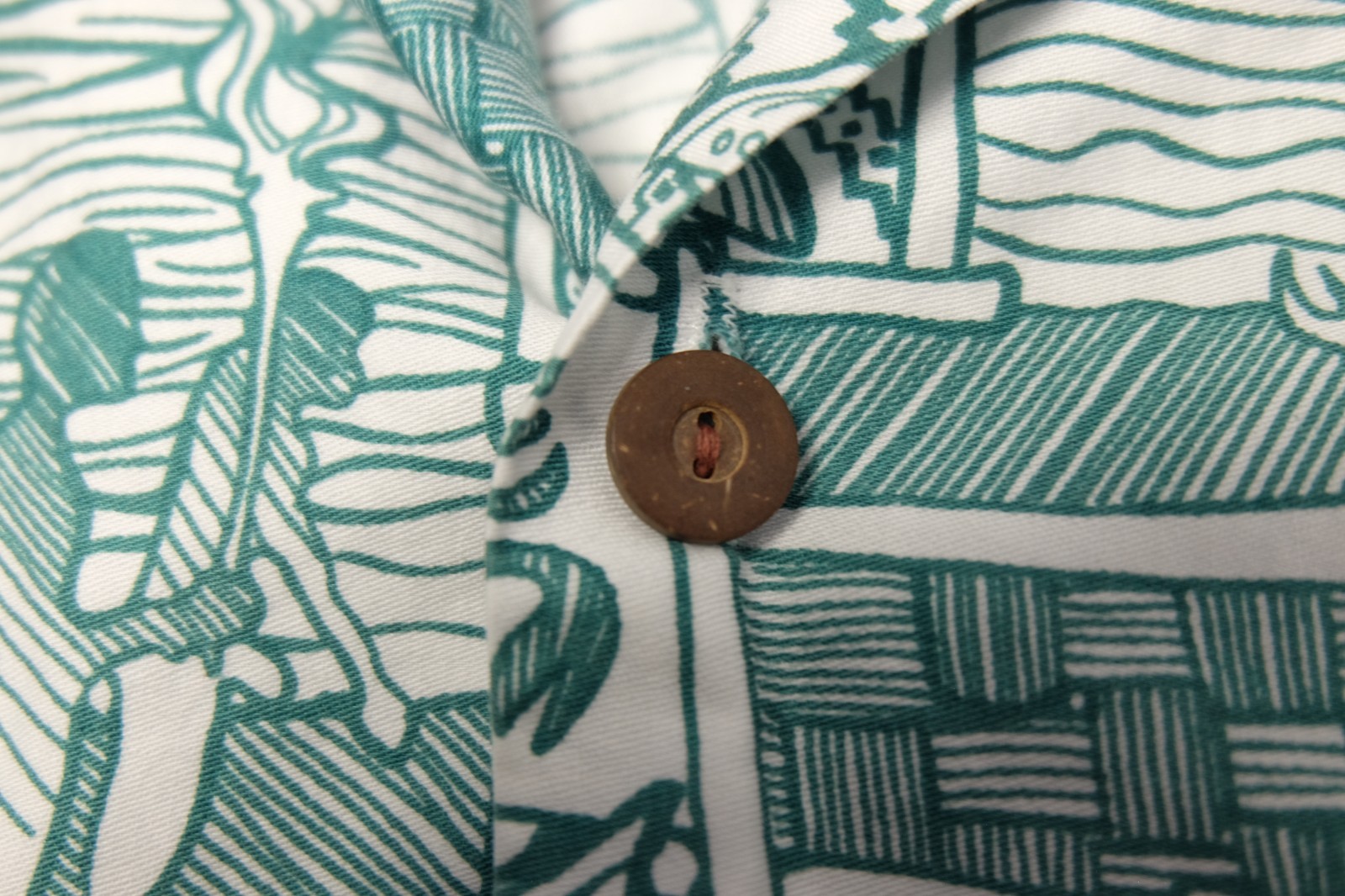 HRH Green and White Hawaiian Aloha Ocean Fish Hooks Panel Shirt Size Medium image 5