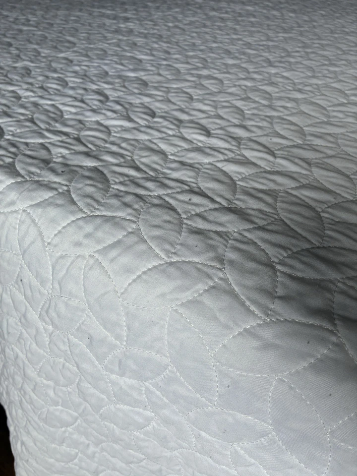 White Queen King Bedspread with pillow shams - Image 2 of 4