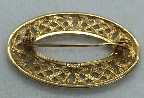 9ct yellow & white gold Oval Celtic brooch weight 2.8 grams with Roller clasp - Picture 5 of 9