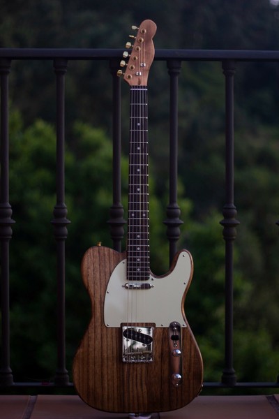 Guitarra eléctrica Telecaster Kanino hecha a mano.