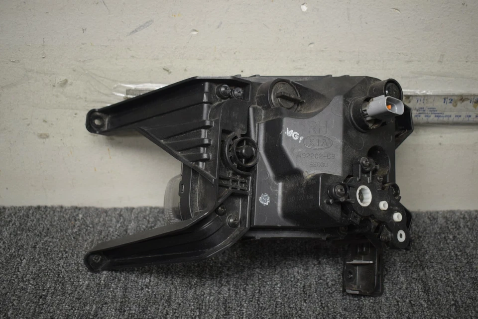 2016-2017 KIA SPORTAGE RIGHT SIDE FOG LIGHT FACTORY OEM - Image 4 of 4