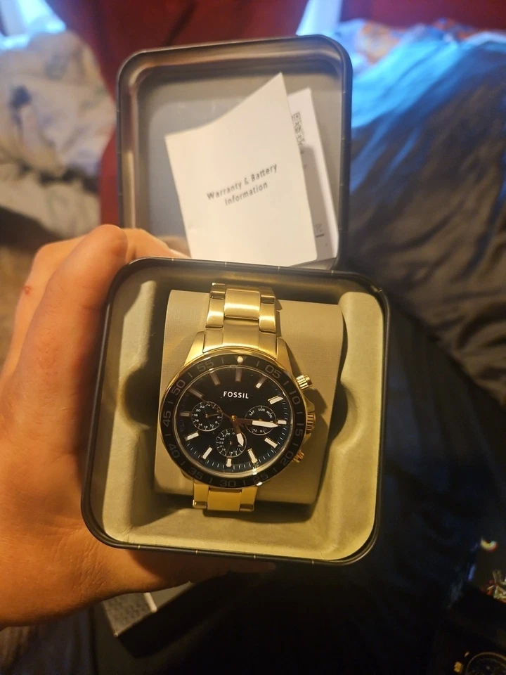 Reloj Fossil para hombre con correa dorada y cara y bordes verde oscuro Foto 2 de 4