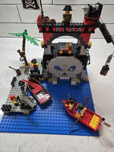 Lego Pirate 6279 Skull Island 99.9% COMPLETE with Instructions!