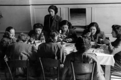 Frauen Hilfsdienst beim Mittagessen Kaserne Pavia 1944 4x6 Foto 