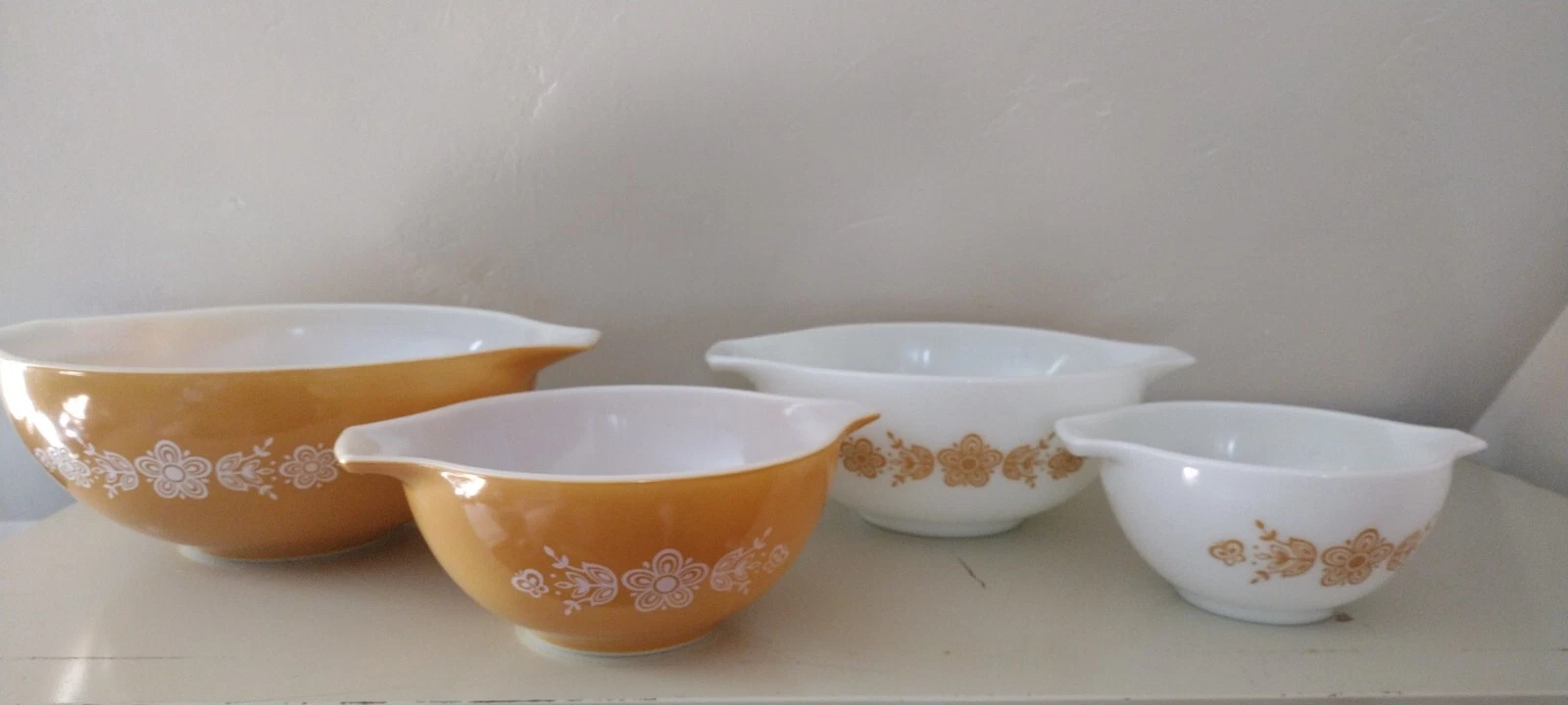 UNUSED VINTAGE PYREX CINDERELLA NESTING BOWLS (441 444). GOLD AND WHITE