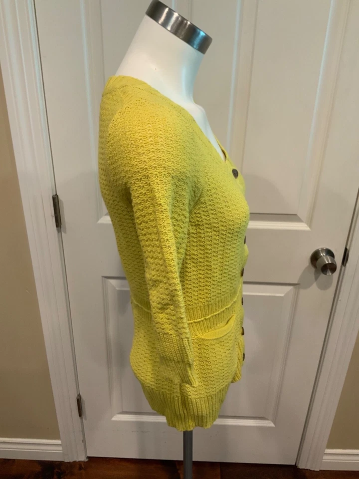 Cárdigan tejido amarillo gorrión abotonado con bolsillos, talla pequeña Foto 2 de 4