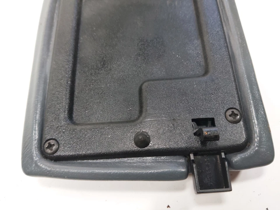 Oldsmobile Cutlass Calais 1985-1991 consola central tapa reposabrazos gris Foto 4 de 4