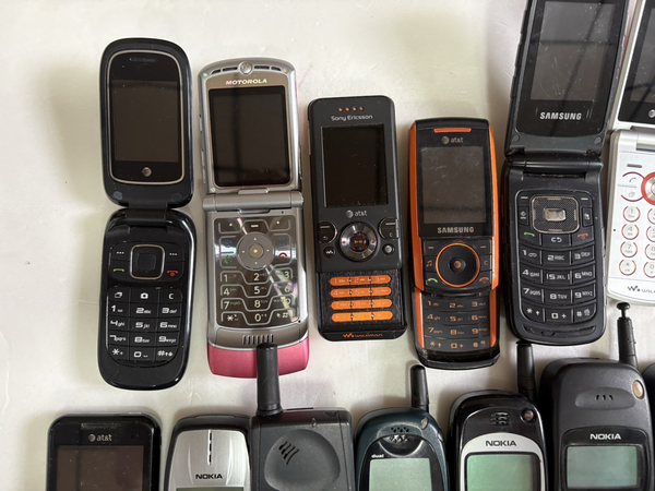 Lote vintage de celulares Apple, Samsung, Motorola, AT&T, Sony, Ericsson, Nokia 3