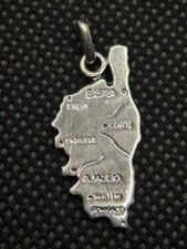Ancien Pendentif En Argent Massif Forme Continent Corse