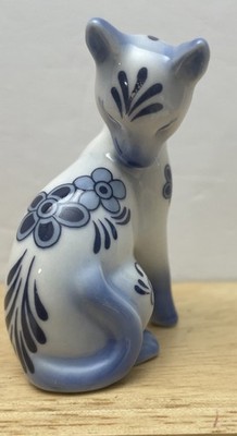 1986 Franklin Mint Cat Figure Curio Cabinet Collection Delft Blue