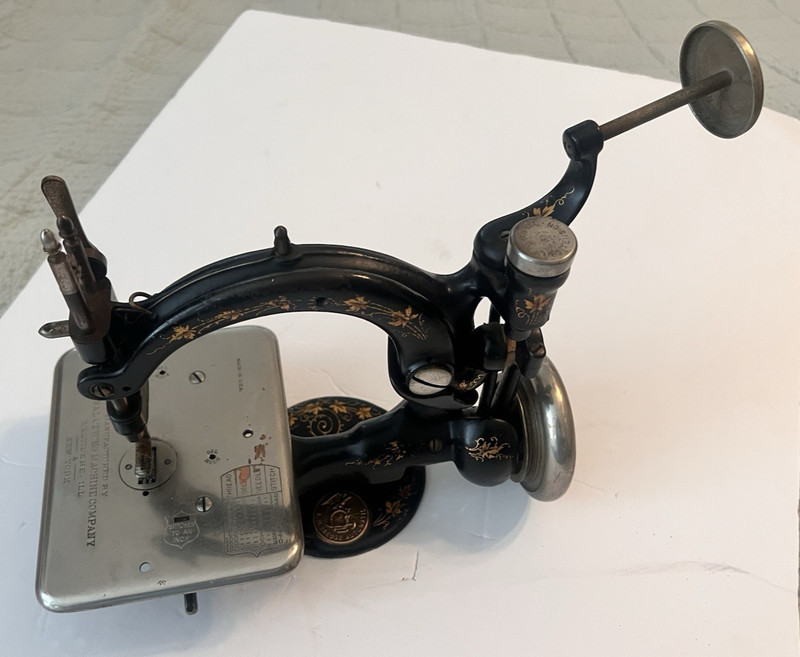 BEAUTIFUL VINTAGE 1900'S B. ELDREDGE SEWING MACHINE BY NATIONAL MACHINE CO.