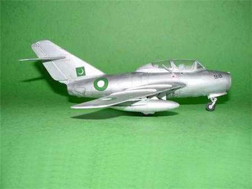 MIKOYAN-GUREVICH MIG-15 UTI MIDGET 1/48 aircraft Trumpeter model plane kit 02805 - Image 2 of 4