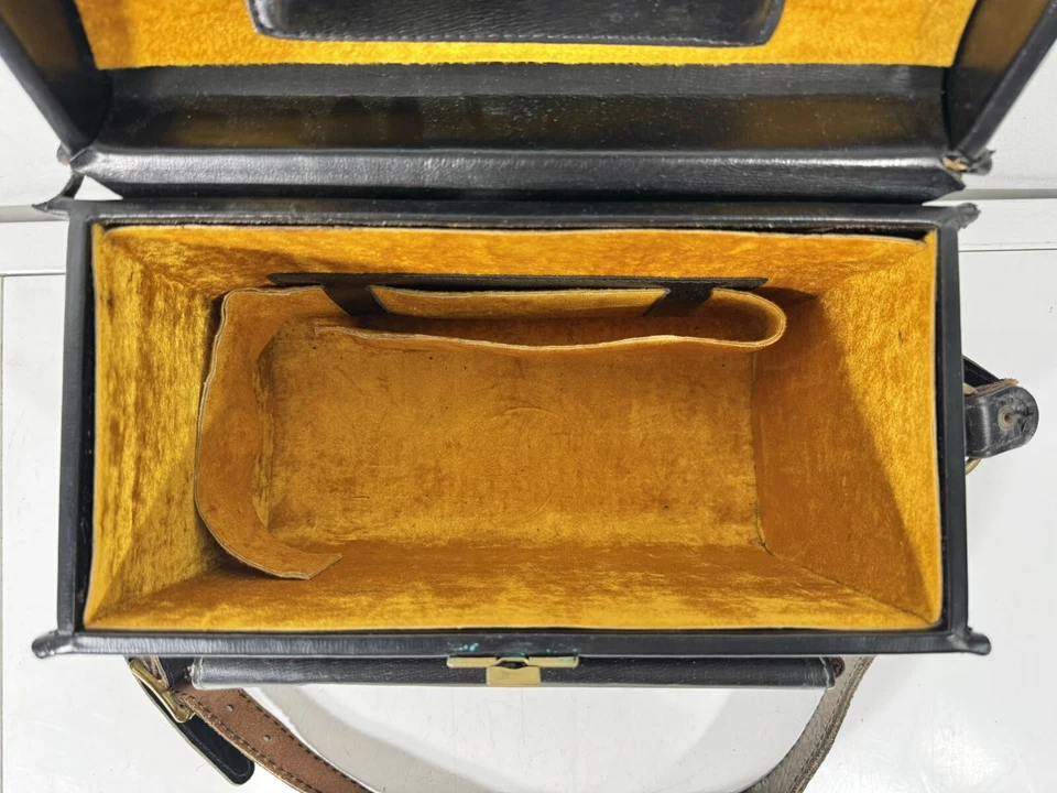 Estuche rígido vintage de cuero negro para cámara con forro y correa de terciopelo naranja Foto 4 de 4