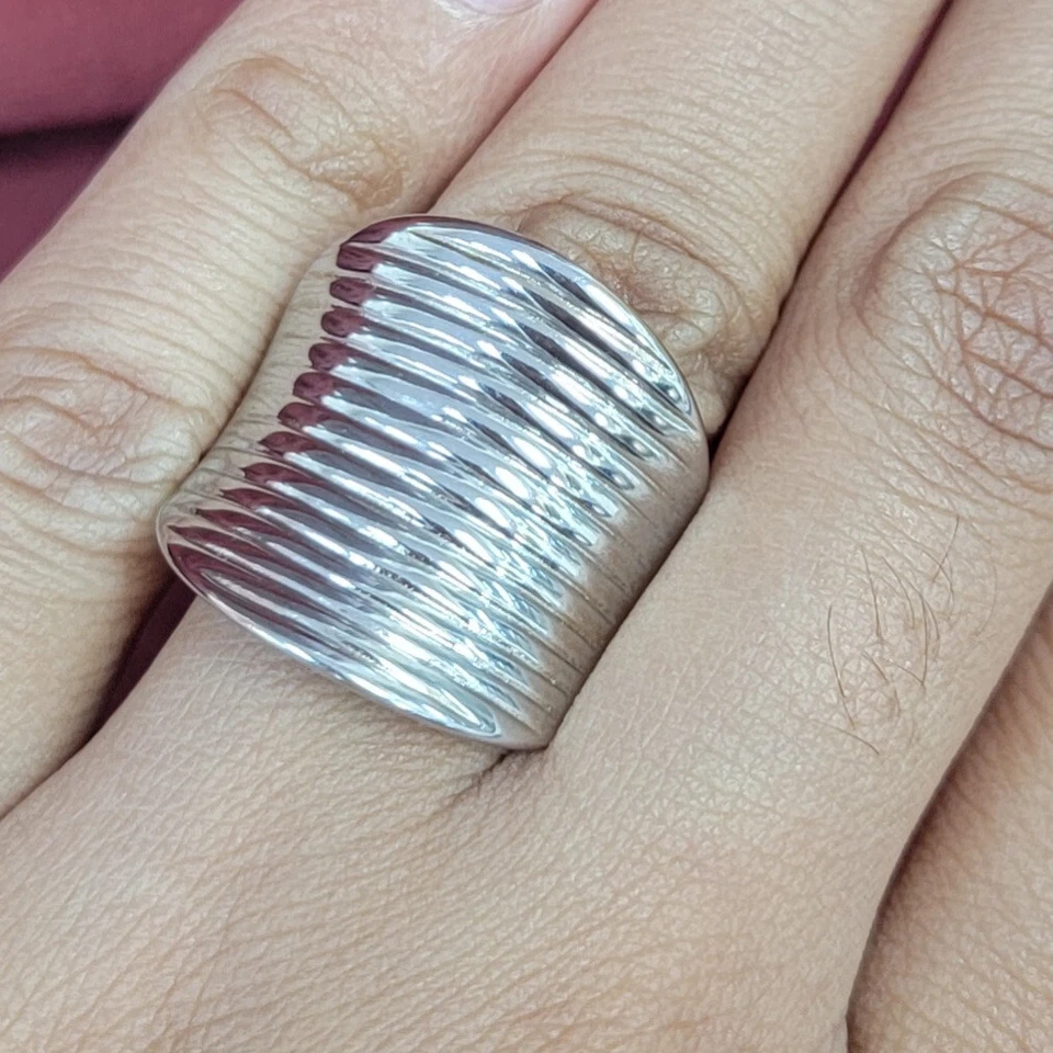 Anillo de diseño de silla acanalada de acero inoxidable QVC Steel by Design talla 8 Foto 3 de 4