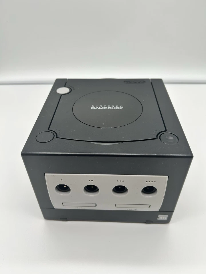 Nintendo GameCube Negro con mando, acordes de alimentación y acordes de vídeo. Foto 2 de 4