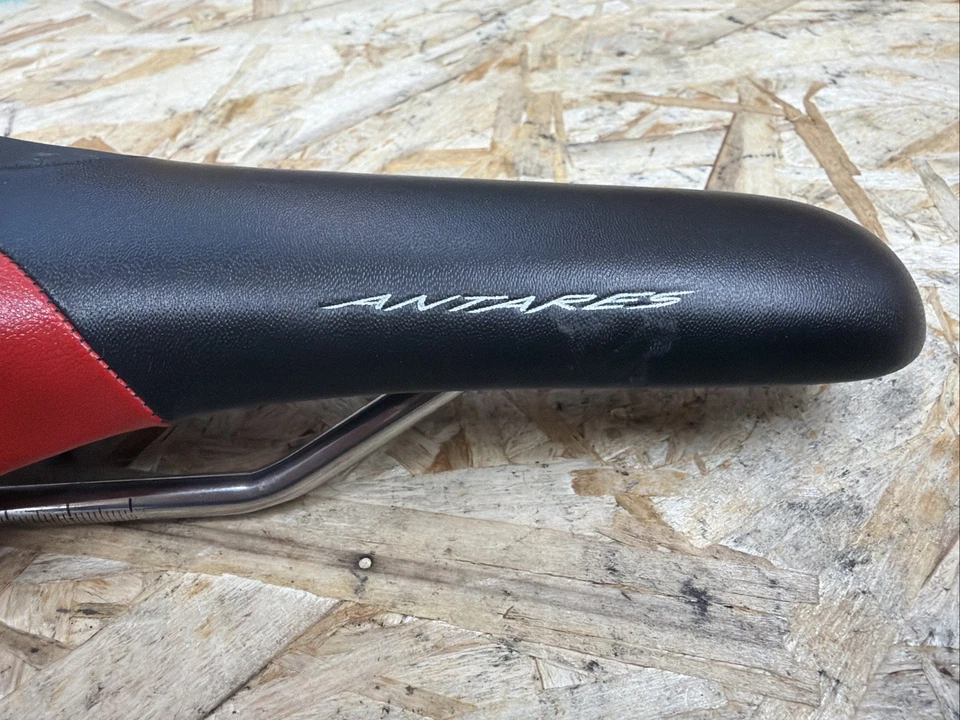 Sillín Fizik Antares R5 - Riel K:ium negro/rojo 199 g Rieles Kium 7x7 138 mm de ancho Foto 2 de 4