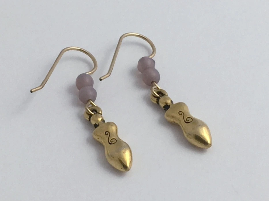 Pendientes colgantes de peltre en tono dorado y diosa espiral GF de 14 k - vidrio lavanda, espirales Foto 2 de 2