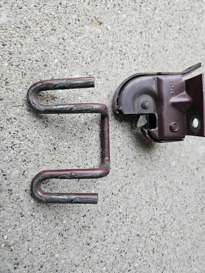 1964 AMC Rambler Ambassador 990 trava traseira do porta-malas e suporte Striker fabricante de equipamento original  - Imagem 2 de 4