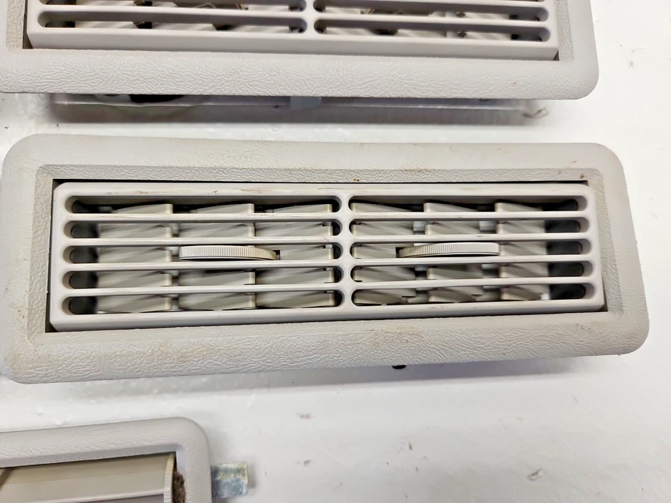 1992-1999 Chevy GMC 1500 Suburban Rear Roof Upper Vents Set Left Right OEM 3860 - Изображение 3 из 4