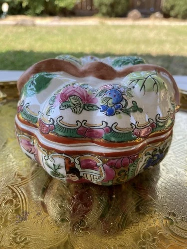 Rare Vtg Chinese Porcelain Trinket, Famille Rose HandPainted Round jewelry Box