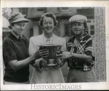 1951 Press Photo Women's Western Open Golf Championship Participants with Trophy