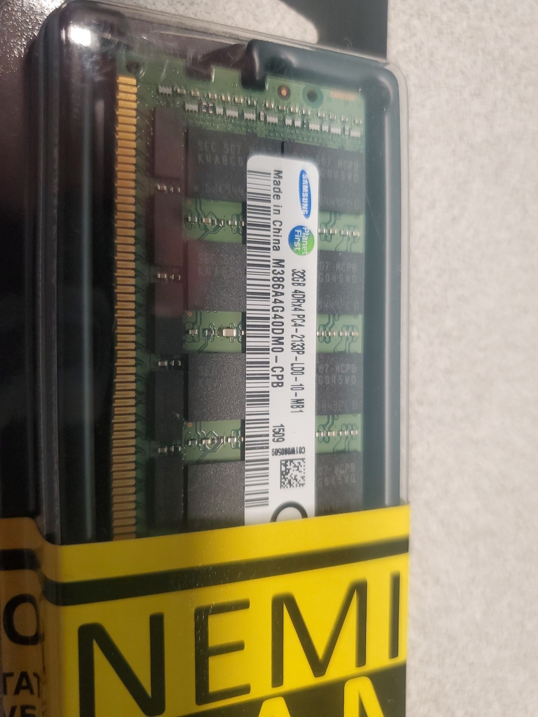 как выглядит Samsung 32GB DDR4 2133MHz ECC Registered Memory Ram m386a4g40dm0 фото