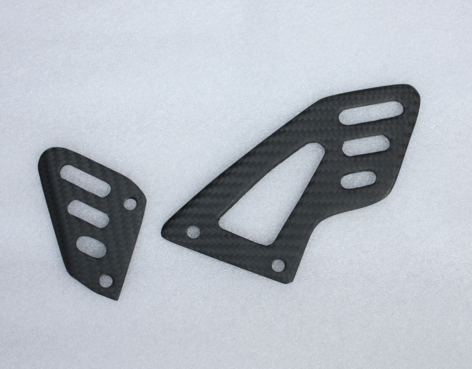 Platines avant carbone mat pour Aprilia RSV4 et Tuono V4 1100 de 2021 à 2024