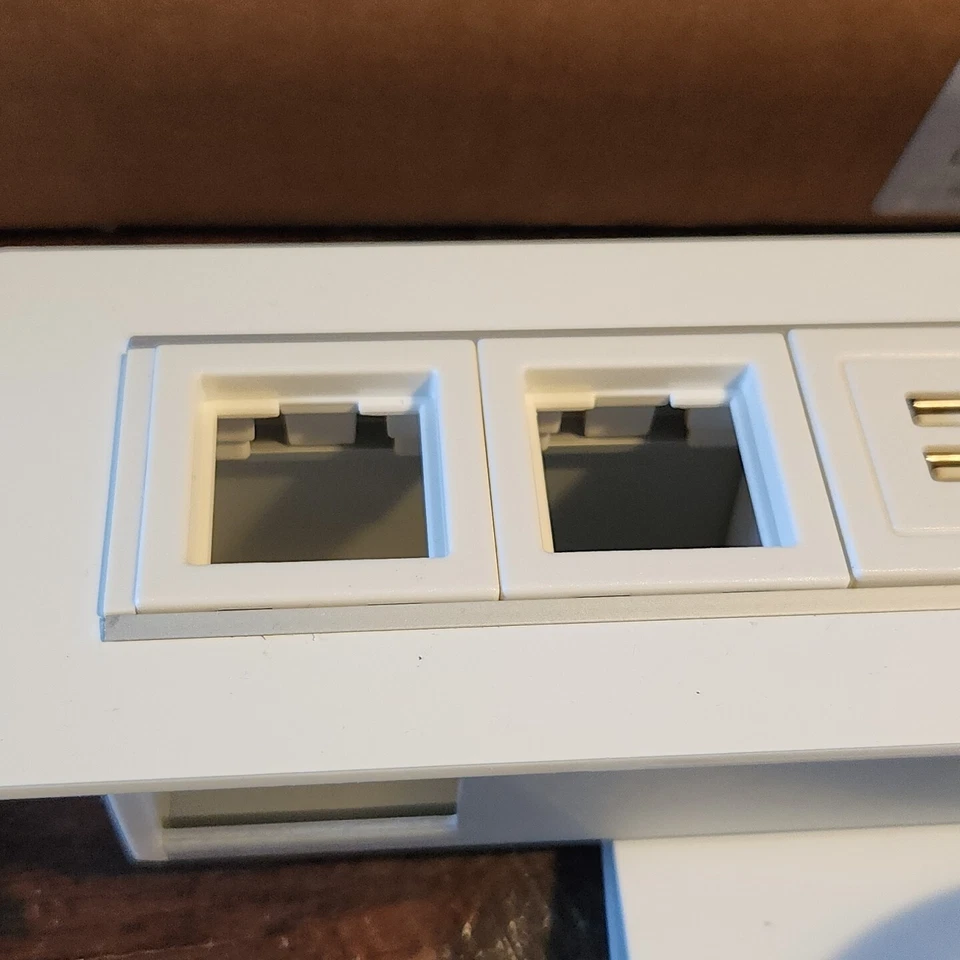 Tira de alimentación de distribución de montaje en borde de escritorio Byrne con USB y 2 tomas de corriente para computadora Foto 3 de 4