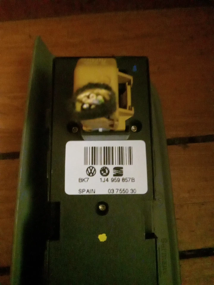 99 VW PASSAT 1.8T LEFT DRIVER SIDE MASTER POWER WINDOW/LOCK SWITCH - Image 4 of 4