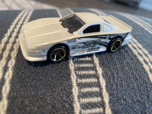 Mustang Cobra Hot Wheels, blanco, de 2009 Mustang paquete 45 de 5, ruedas doradas OH5