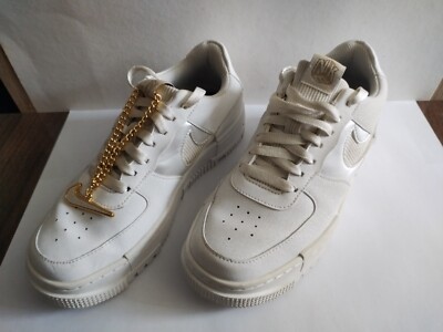 Nike Air Force 1 Damen Sneaker + Gold Swoosh Chain (Große 37,5 / DC1160100)