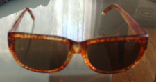 Vintage Liz Claiborne Women Sunglasses Tortoise Shell frames. Cat Eye style.