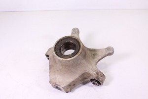 2018 CAN AM MAVERICK X3 TURBO R XRS LEFT REAR SPINDLE / KNUCKLE CARRIER 70600196