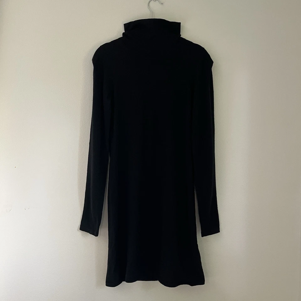 Vestido suéter Theory para mujer talla grande negro de lana cuello alto manga larga Foto 3 de 4