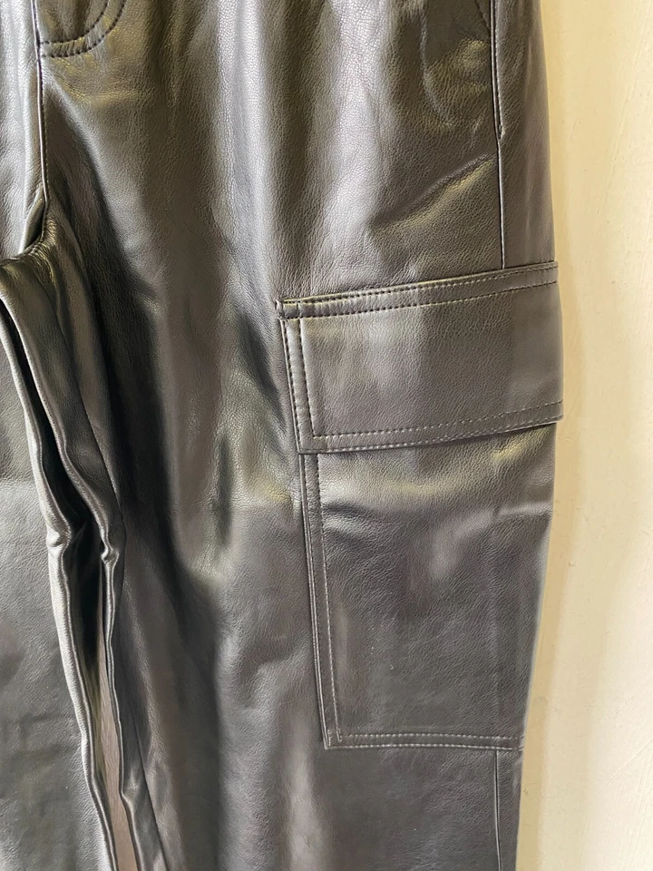 Pantalones Cargo De Cuero Petite De Asos En Negro UK 8 - Imagen 2 de 4