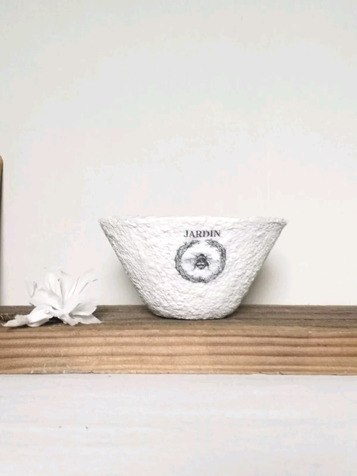 Vide poche en papier mâché blanc pour organiser votre console d'entrée