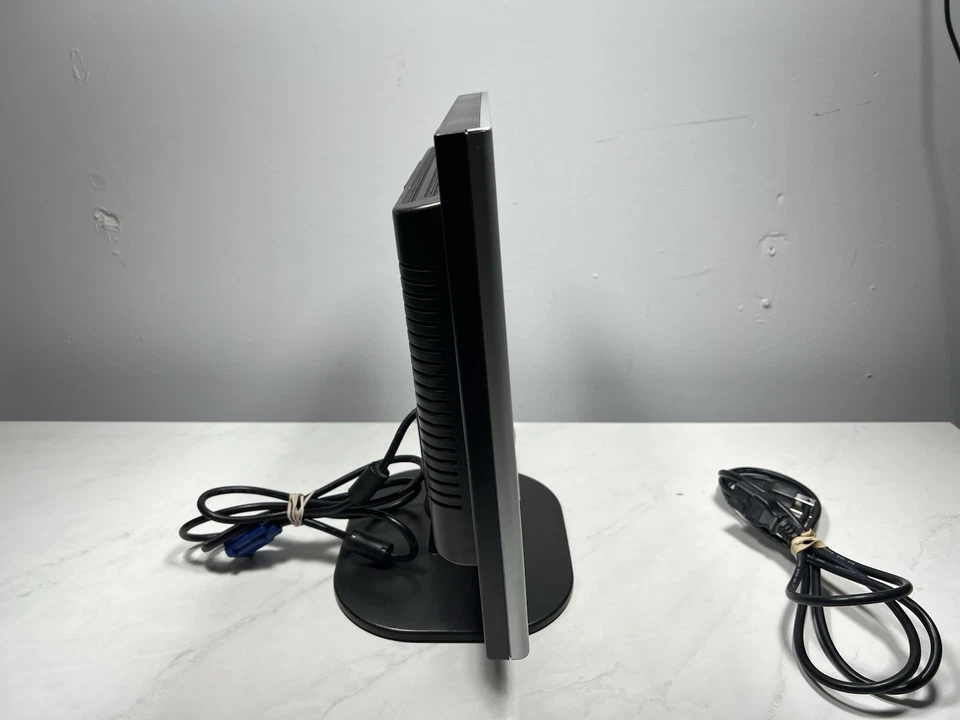 COMPAQ FP5315 15" LCD VGA Monitor | Tested and Working Desktop PC- W/ All Cords - Image 3 of 4