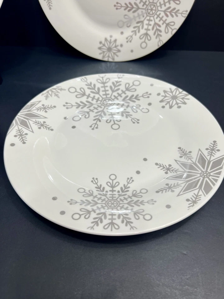 "Juego de 4 platos de cena Royal Norfolk vacaciones invierno copo de nieve plateado 10,5"" usados en excelente estado" Foto 2 de 4