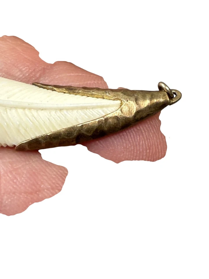 Colar de penas de bronze martelado Holly Yashi - Joias artesanais de resina - Imagem 4 de 4