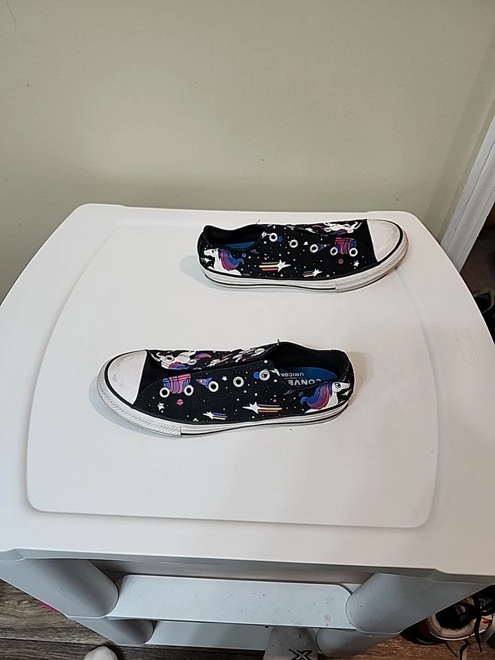 Zapatillas altas Converse para niñas talla 4 con estampado de unicornio en negro Foto 2 de 4