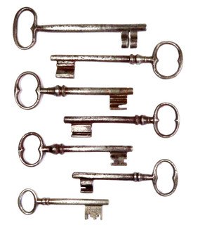 NICE 18TH CENTURY SET OF SEVEN LARGE IRON SKELETON KEYS